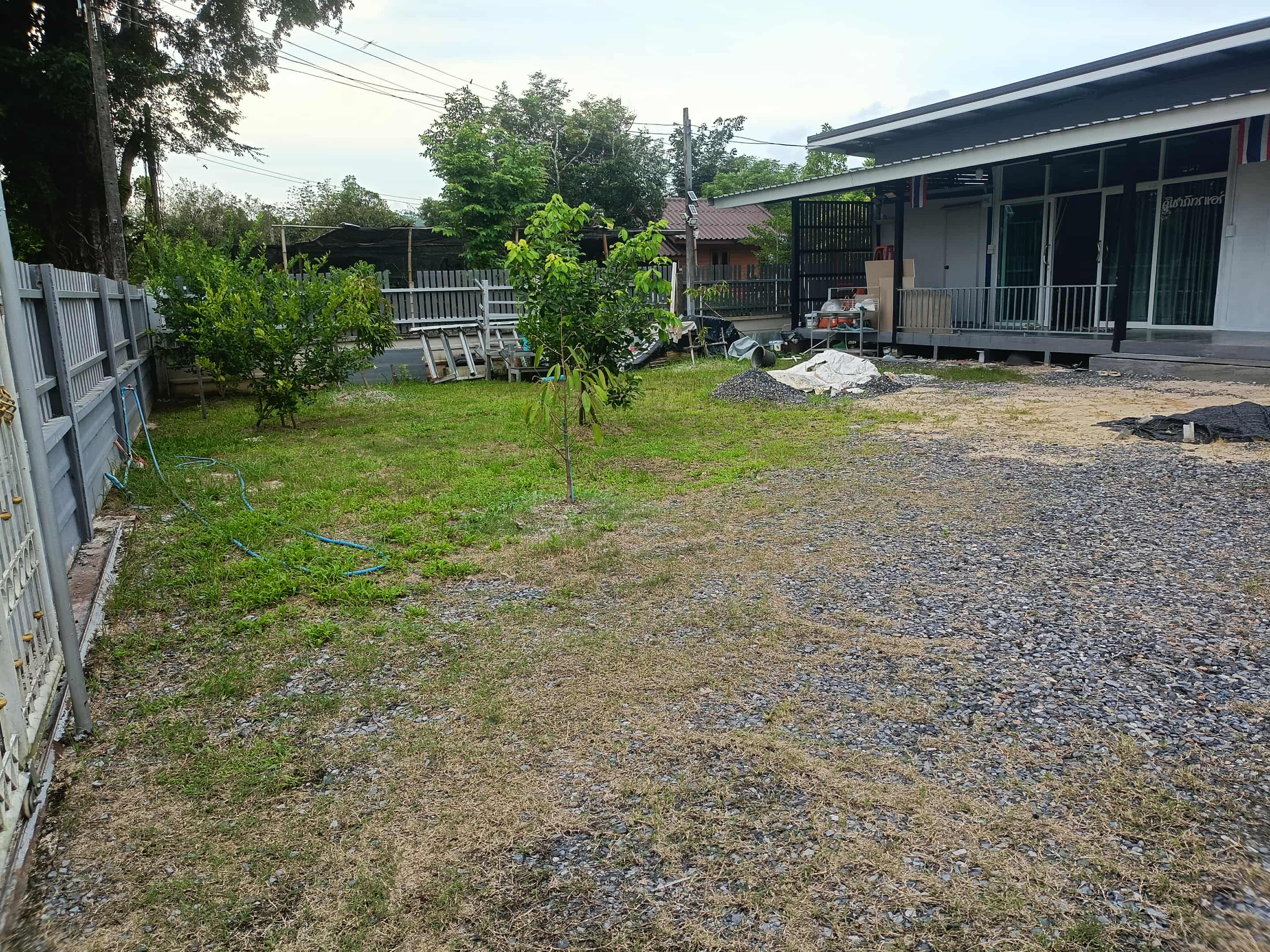 ขายบ้านพร้อมที่ดิน 100 ตารางวาบ้าน 2 ห้องนอน 2 ห้องน้ำ 1 ห้องโถง จังหวัดนครนายก ราคา 1,700,000 บาท คุยกันได้