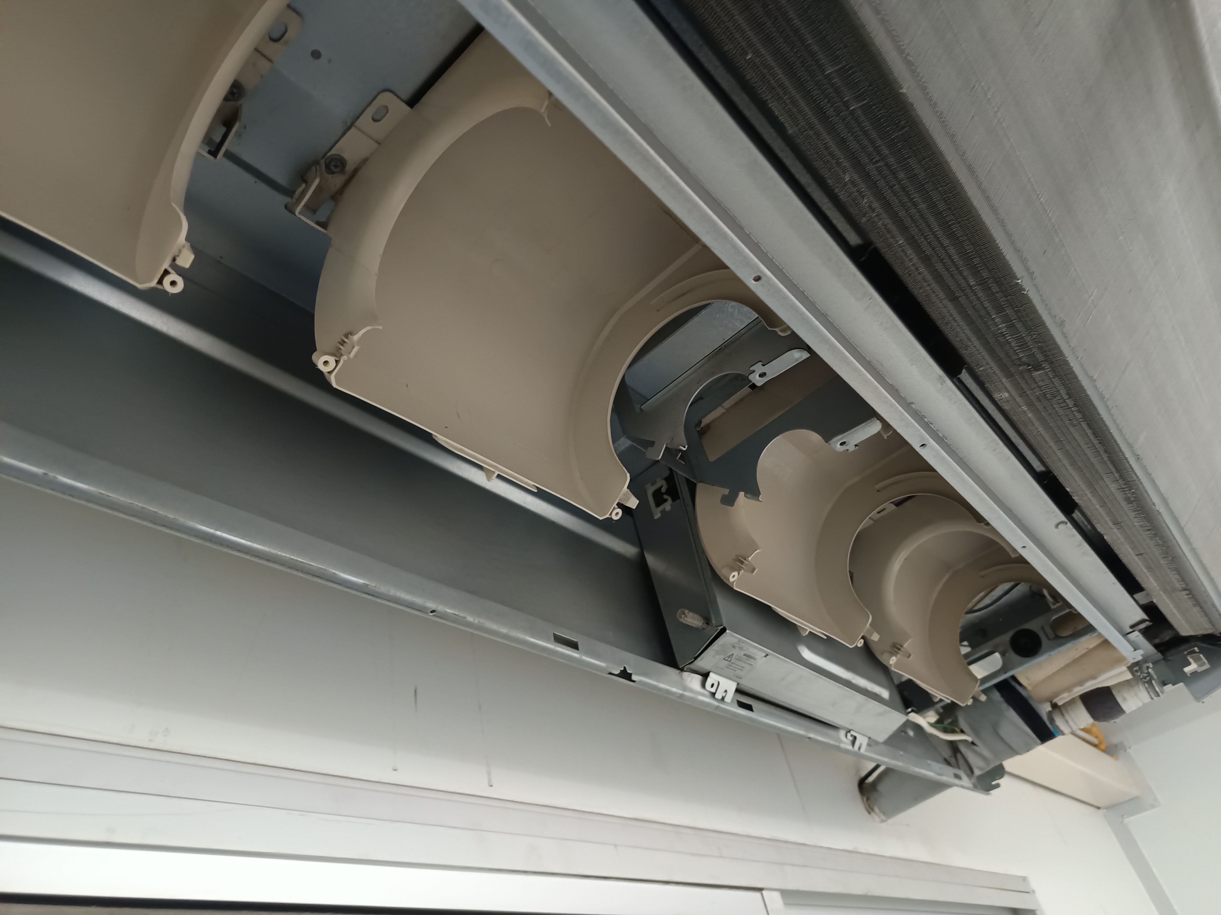 ล้างแอร์แขวนสำนักงานโรงงานลำไทรวังน้อยอยุธยา