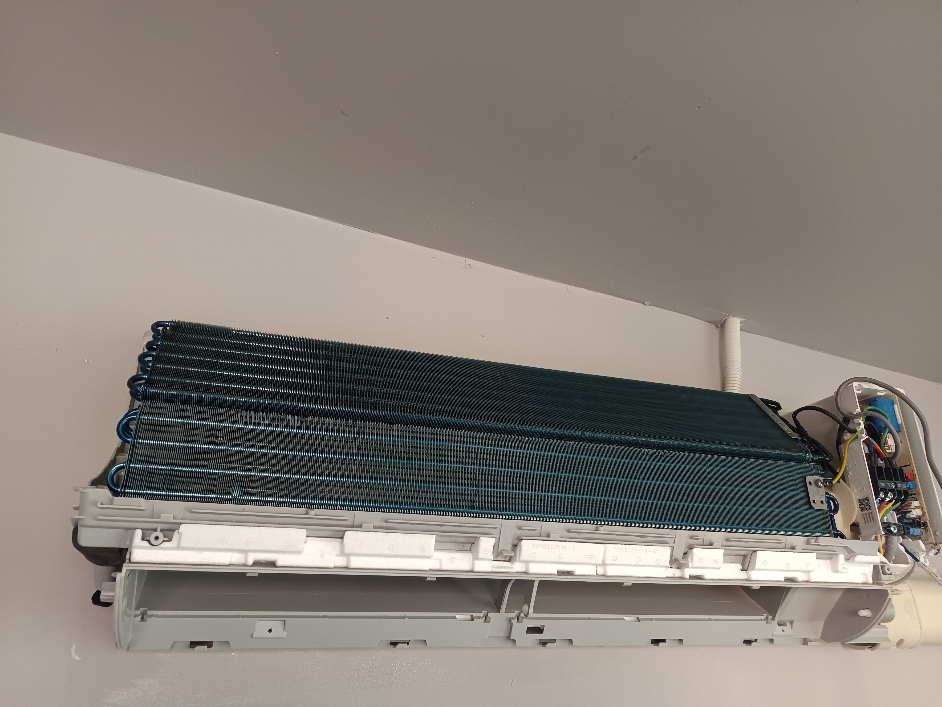 รับล้างแอร์บ้านยี่ห้อHAIER ขนาด 9000 - 18000 บีทียู